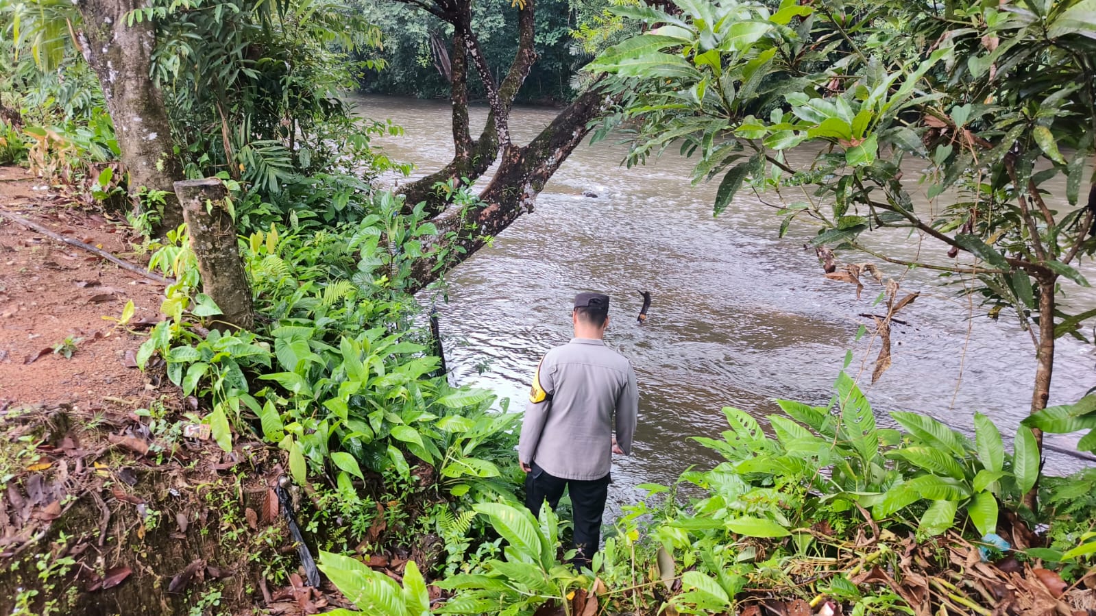 Piket Polsek Delang cek debit air DAS Delang