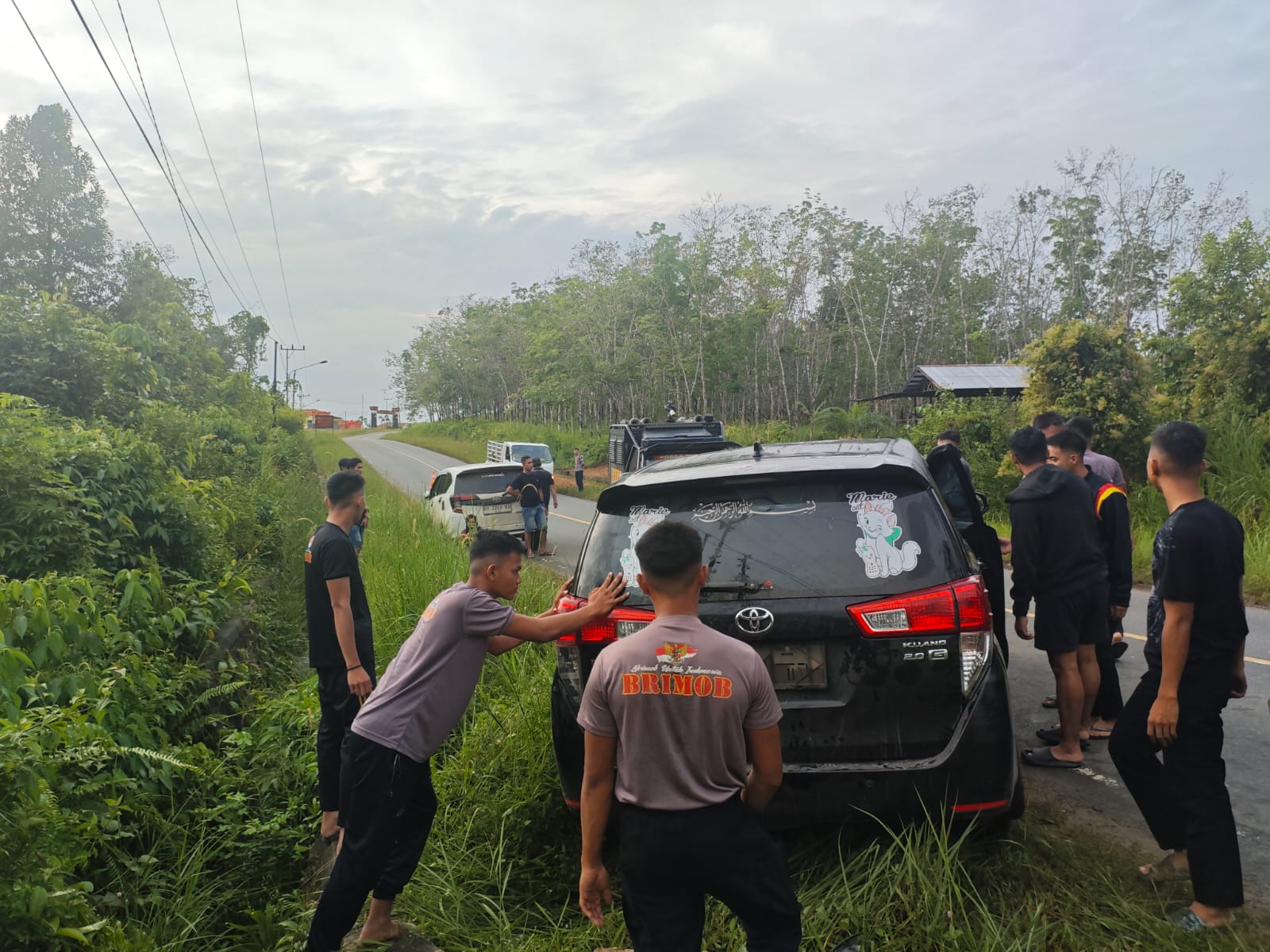 Personel Brimob Kalteng Sigap Evakuasi Kendaraan Alami Laka Tunggal di Depan Mako Batalyon C Pelopor