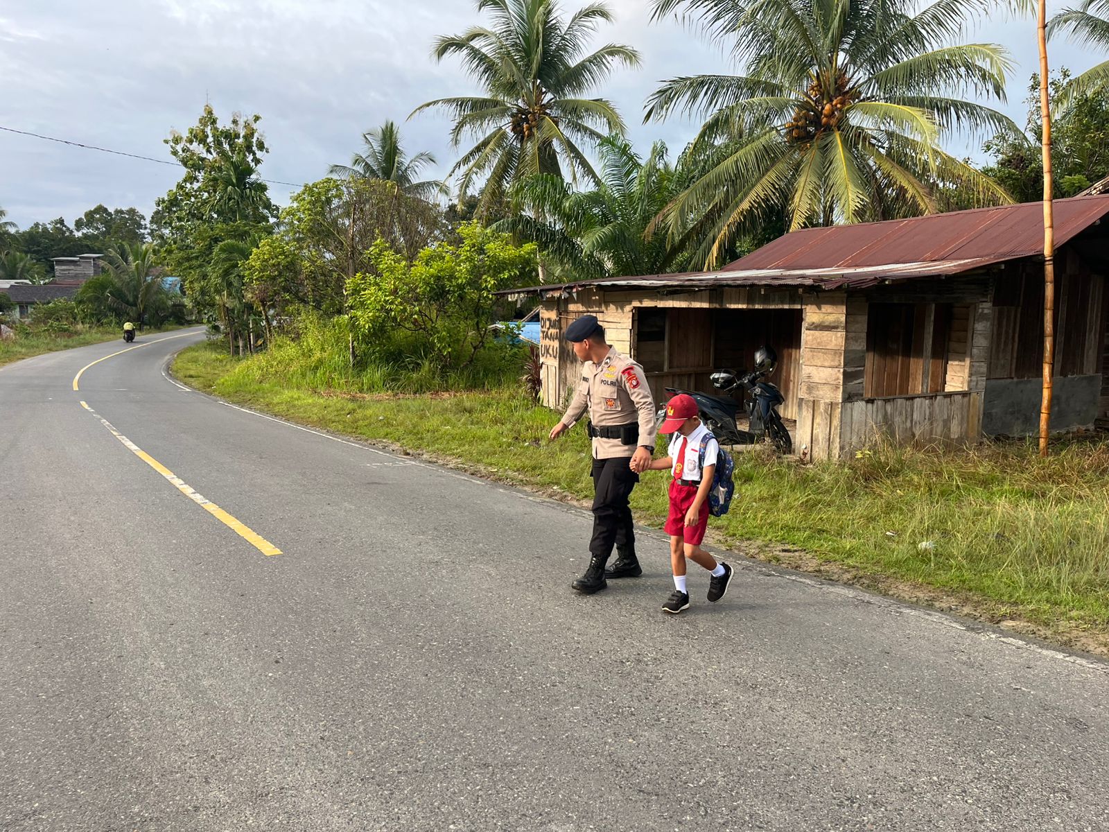 Brimob Kalteng Hadir di Pagi Hari, Pastikan Keselamatan Pelajar di Barito Timur