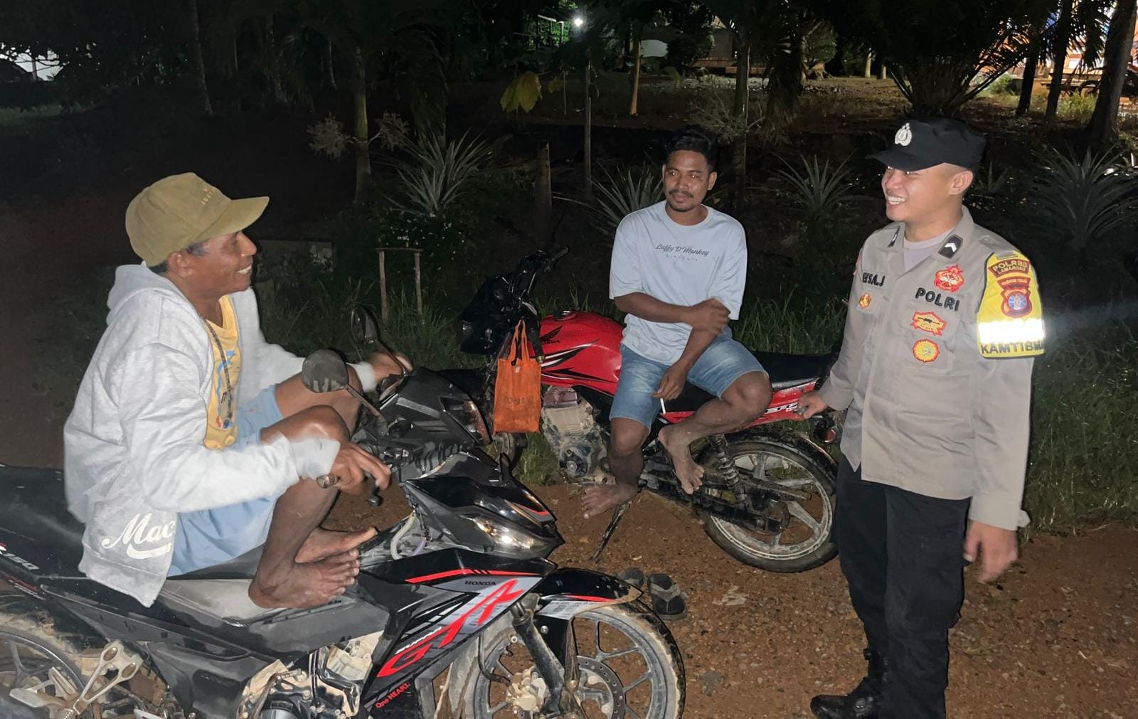 Personel Piket Polsek Sambangi Masyarakat, Pererat Silaturahmi dan Sampaikan Pesan Kamtibmas