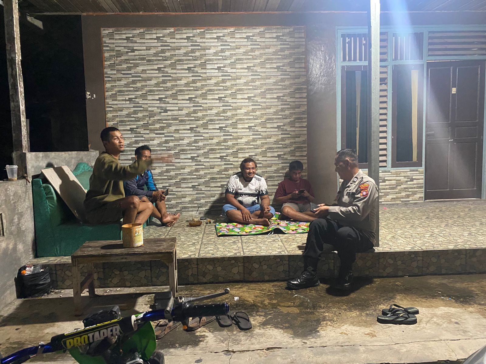 Piket Polsek Bulik melaksanakan sambang dan Silaturahmi kemasyarakat