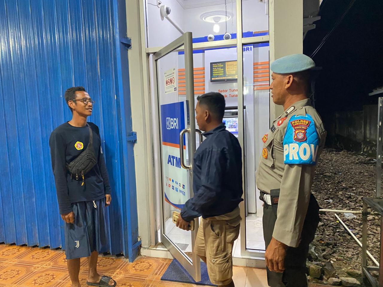 Piket Polsek Sematu Jaya Sambangi Warga, Berikan Himbauan Keamanan Saat Transaksi ATM