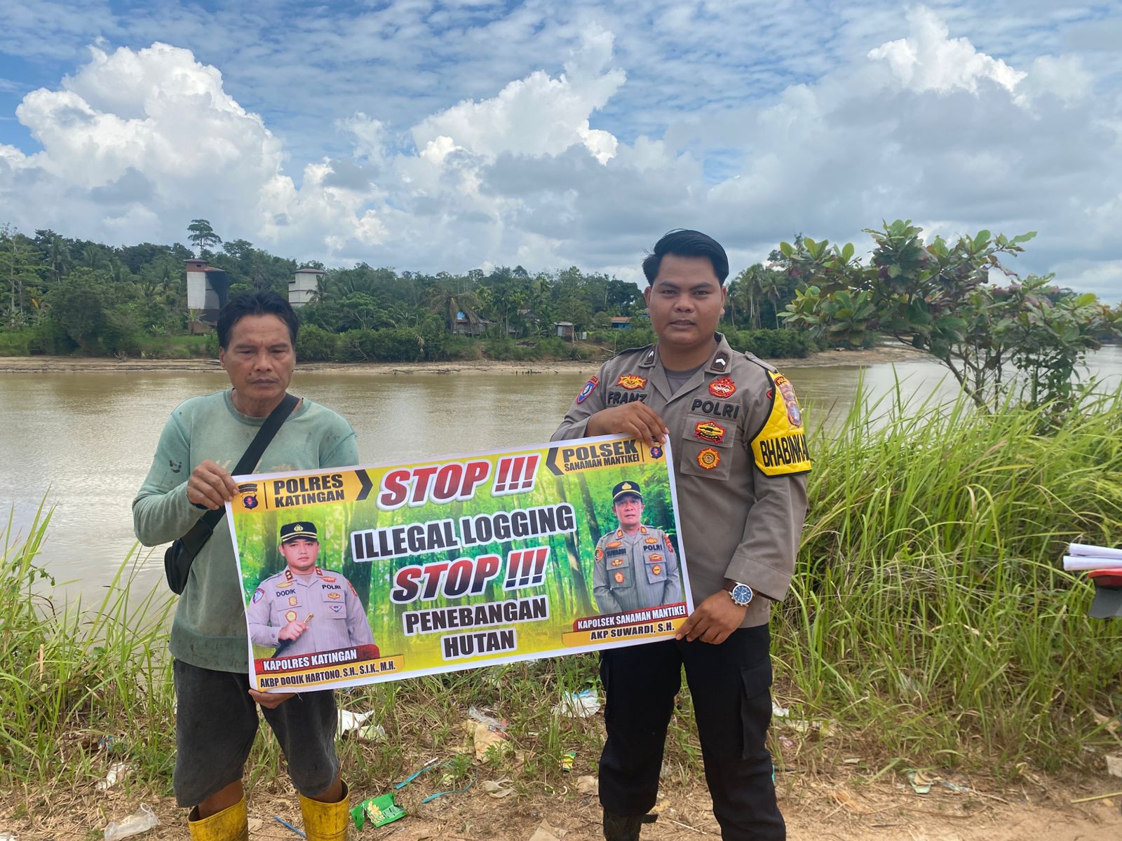 Bhabinkamtibmas laksanakan Sosialisasikan tentang larangan dan sangsi Pidana bagi pelaku Ilegal Logging kepada masyarakat di  Desa Binaan.