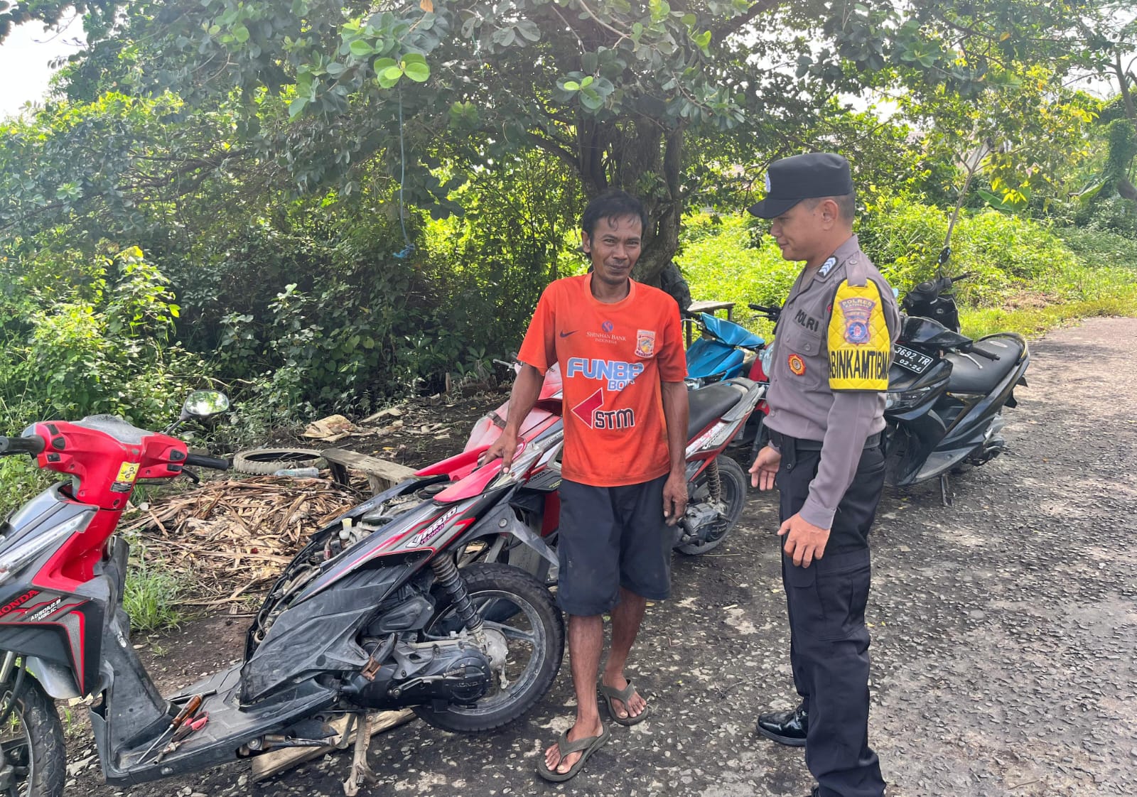 Harkamtibmas , Personil Polsek Katingan Kuala Sambang masyarakat