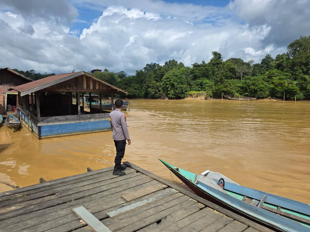 ‎Deteksi Banjir, Polsek Tewang Sangalang Garing dan Pulau Malan Cek Ketinggian Debit Air