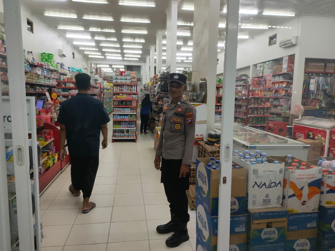 Cegah Gangguan Kamtibmas, Piket Polsek Sematu Jaya Patroli ke Pertokoan