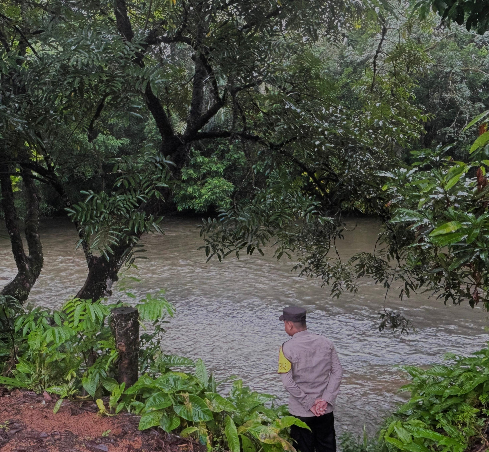 Piket Polsek Delang cek debit air DAS Delang