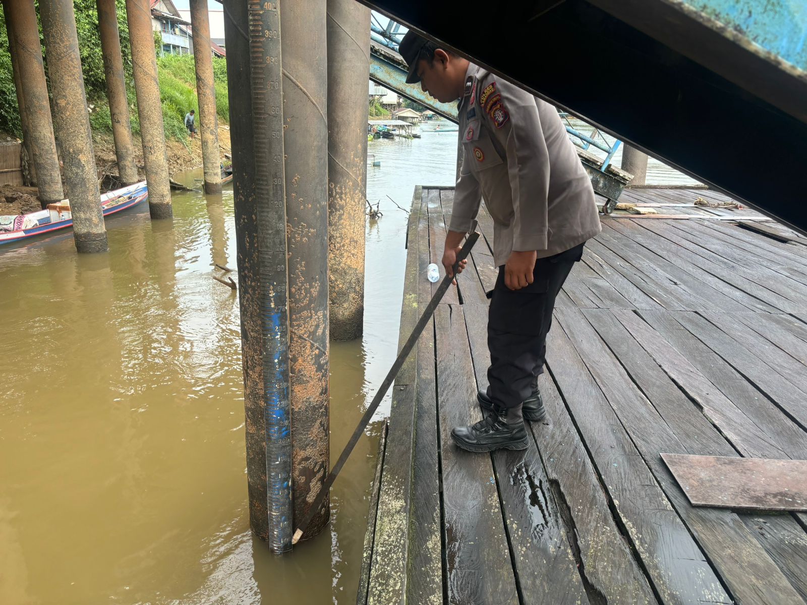 Piket Polsek Bulik Cek debit air di Kelurahan Nanga Bulik