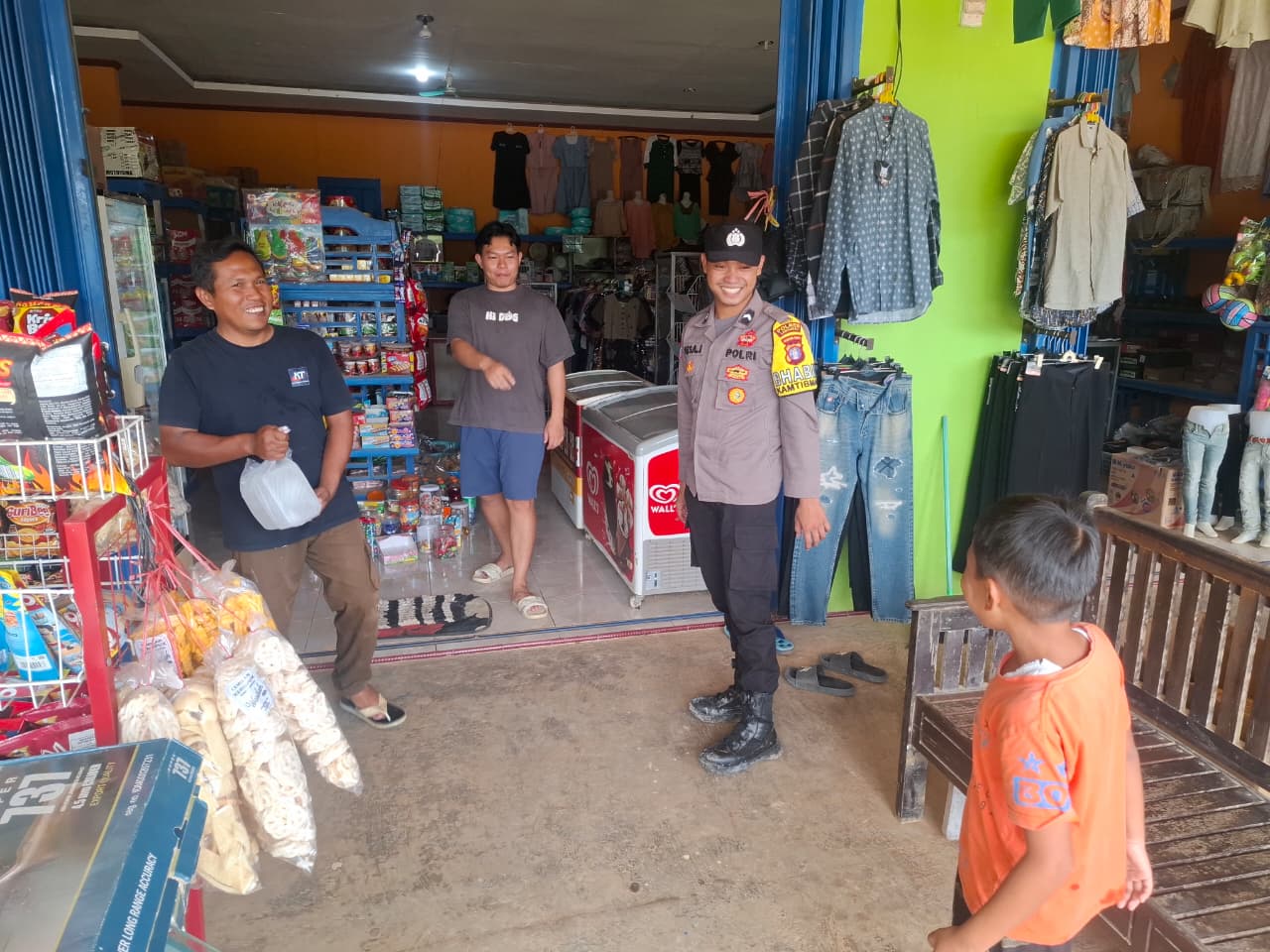 Piket Polsek Lamandau sambang dan Silaturahmi Ke Pedagang