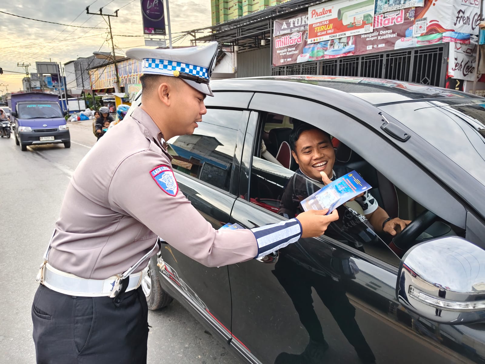 Pembagian Brosur Keselamatan Berlalu Lintas Kepada masyarakat.