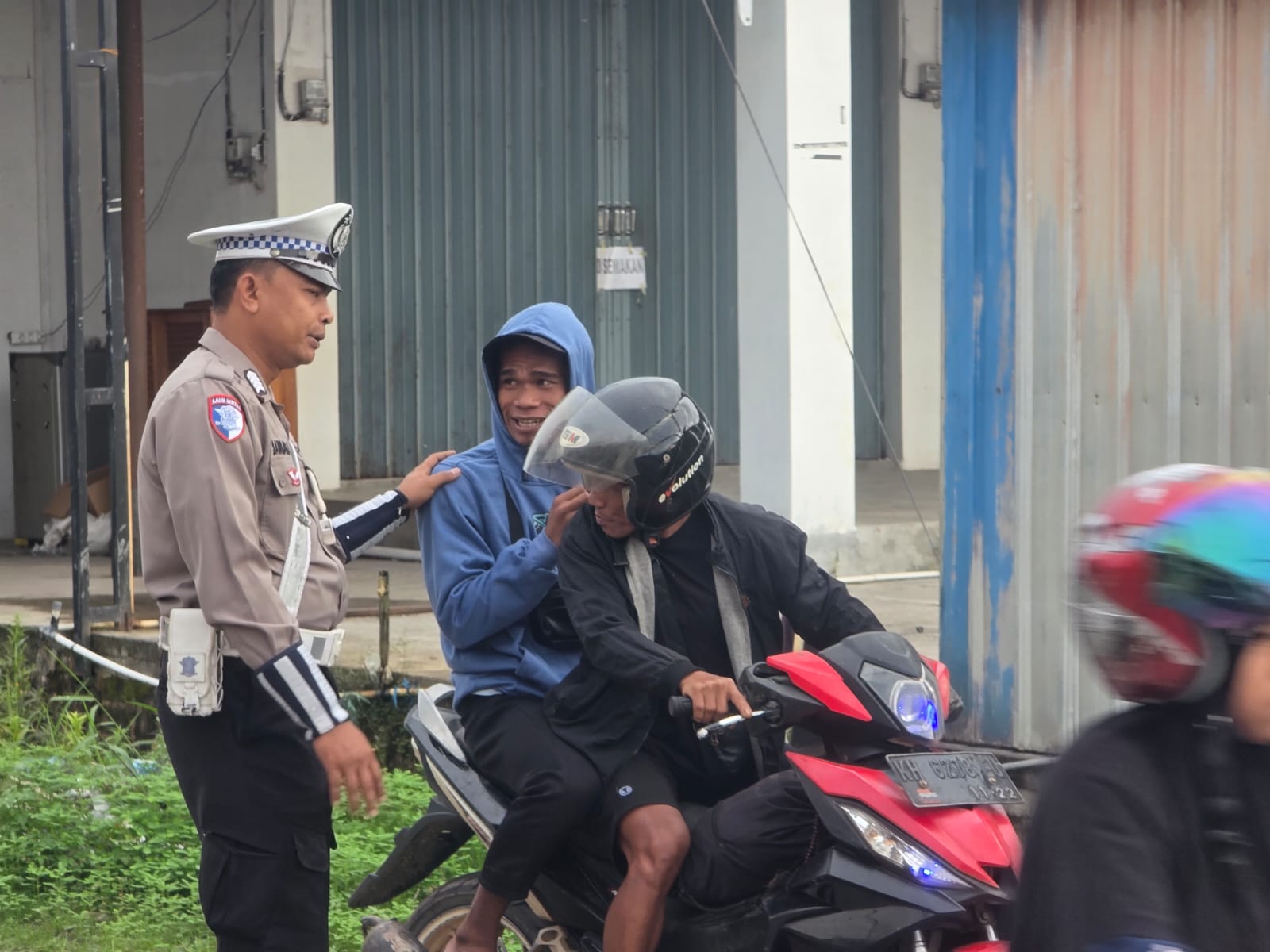 Tidak Menggunakan Helm Saat Berkendara Personel Satlantas Berikan Teguran Humanis.