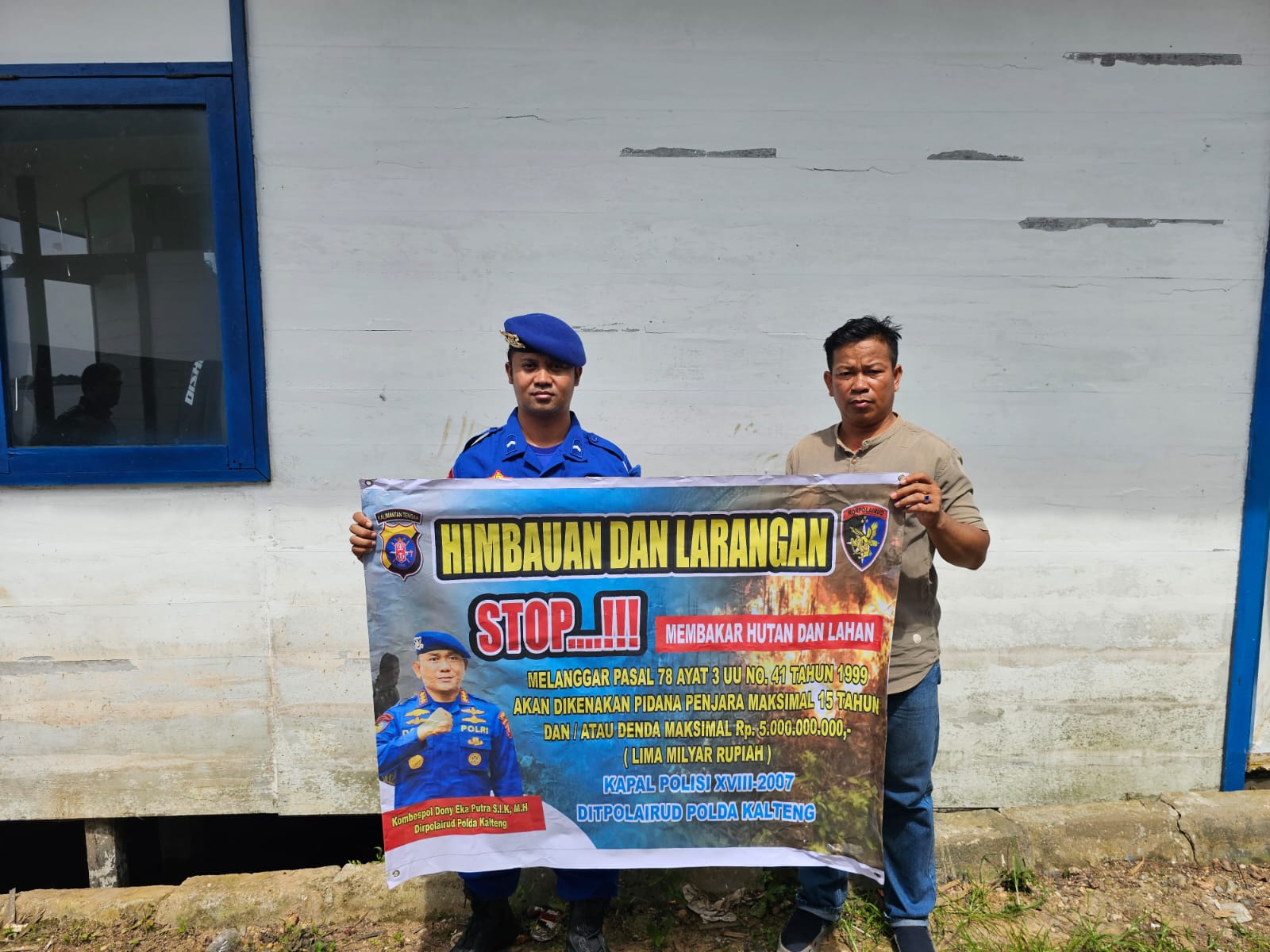 Stop Pembakaran Hutan dan Lahan personil Ditpolairud Sosialisasikan Maklumat Kapolda kalteng Di Desa Aliran Sungai Sepihan Besar