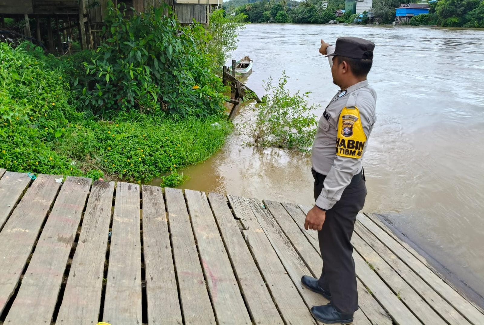 Antisipasi Bencana Banjir, Personil Polsek Marikit Pantau Debit Air DAS Katingan.