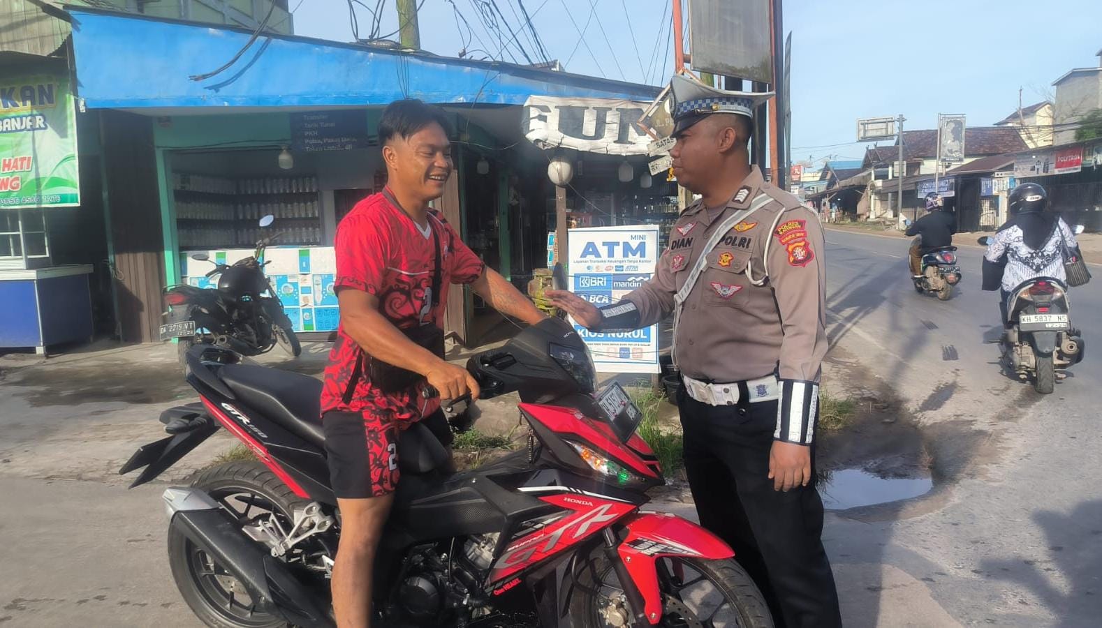 Tidak Menggunakan Helm Saat Berkendara Personel Satlantas Berikan Teguran Humanis.