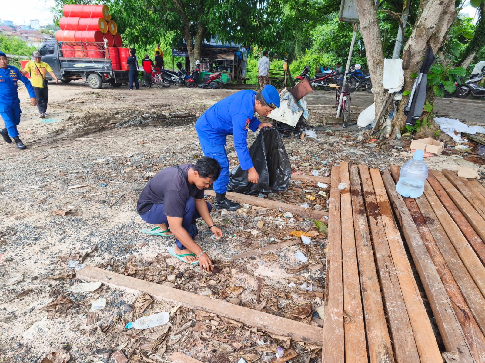 Wujudkan Lingkungan Bersih Dan Sehat, Ditpolairud Bersihkan Sampah Di pesisir sungai das kahayan Palangkaraya