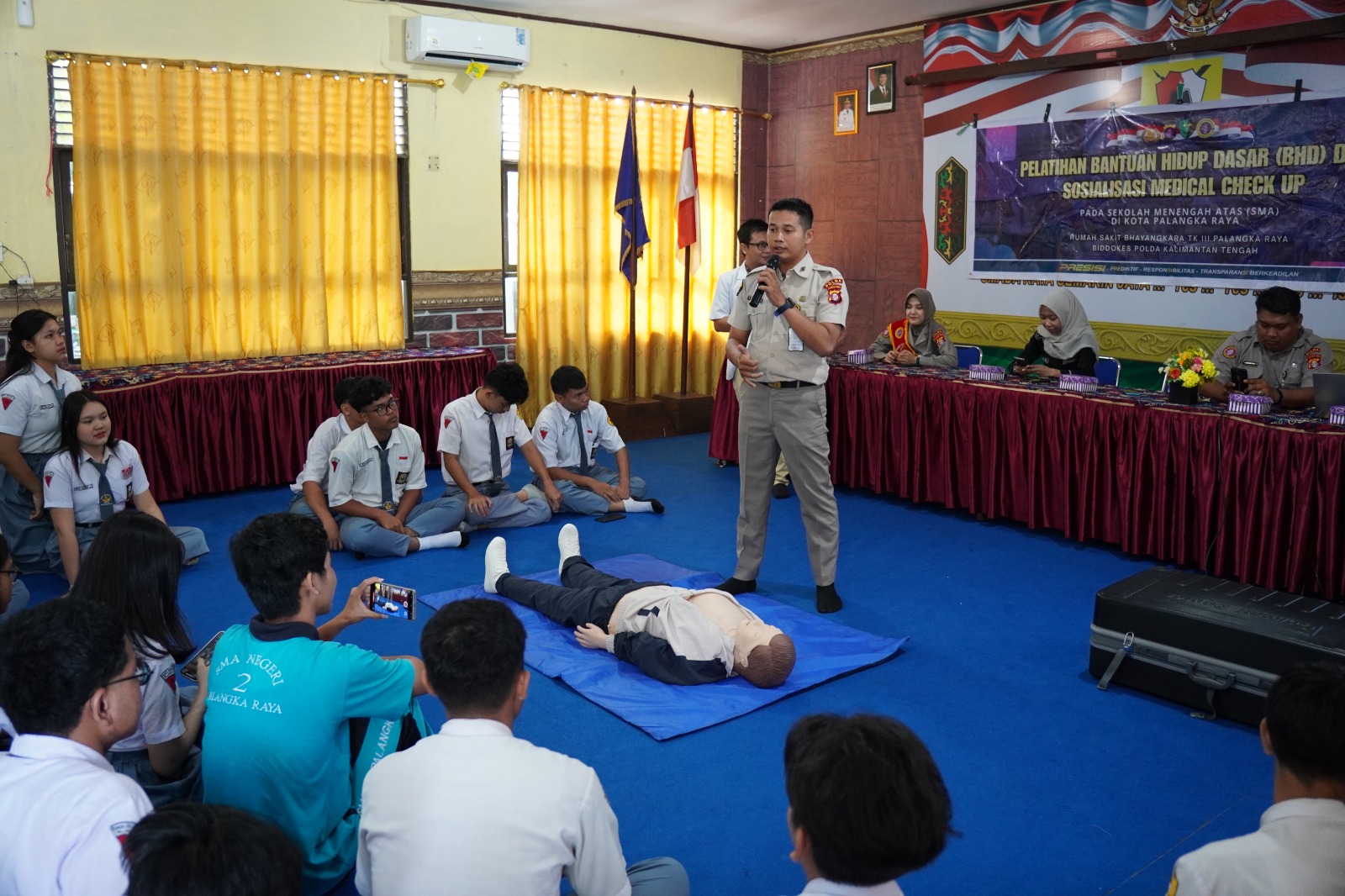 Dorong Literasi Kesehatan Sejak Dini, Rumkit Bhayangkara Bekali Siswa SMAN 2 Palangka Raya Keterampilan BHD