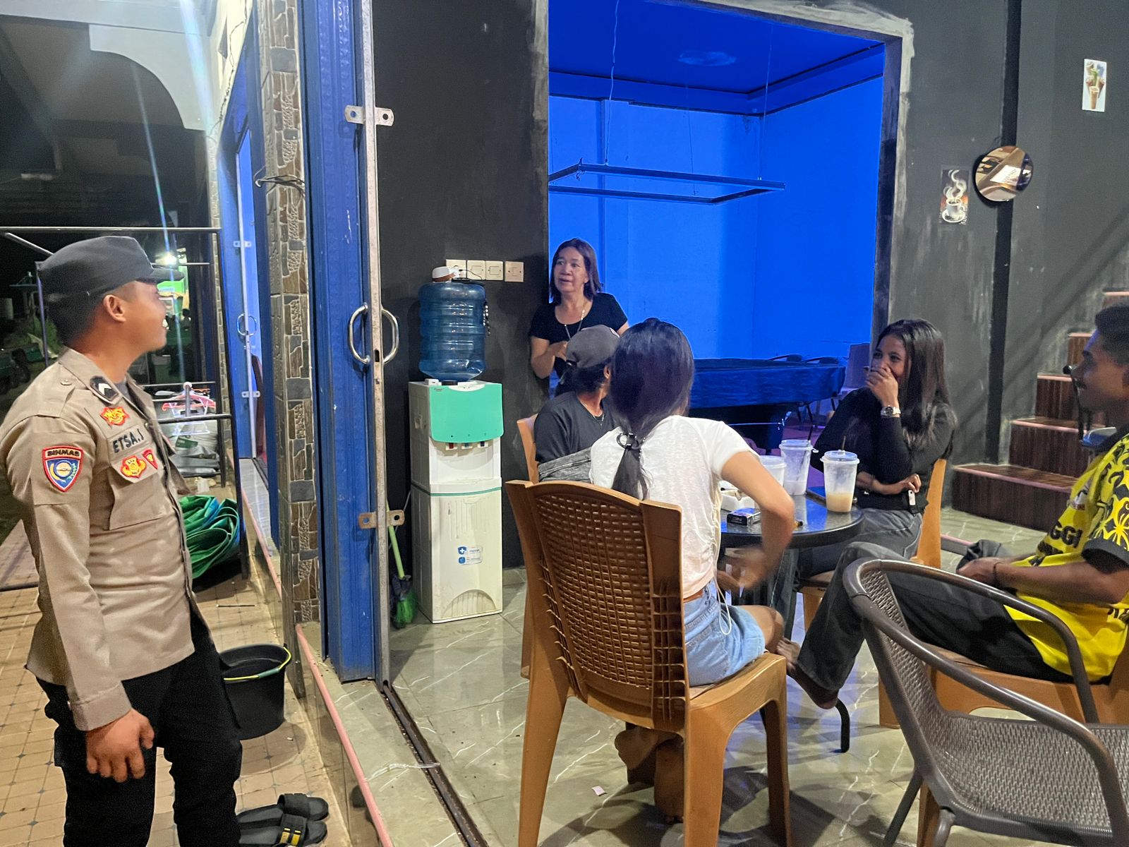 Piket Polsek Silaturahmi ke masyarakat yang sedang santai