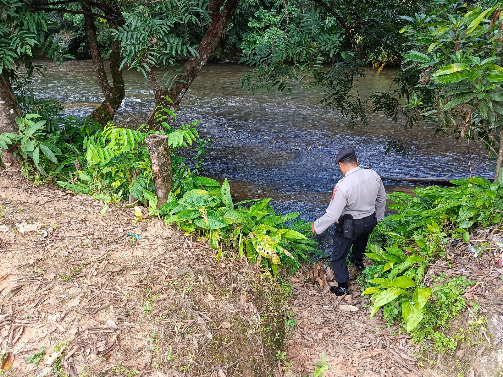 Piket Polsek Delang cek debit air DAS Delang