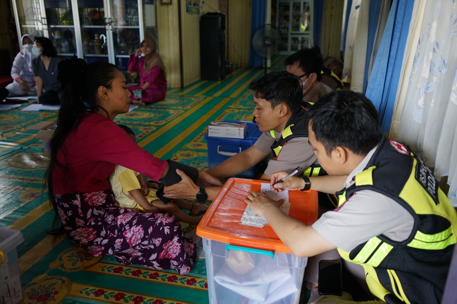 Dekatkan Layanan Kesehatan Preventif, Rumkit Bhayangkara Rutin Laksanakan Program Posyandu Keliling