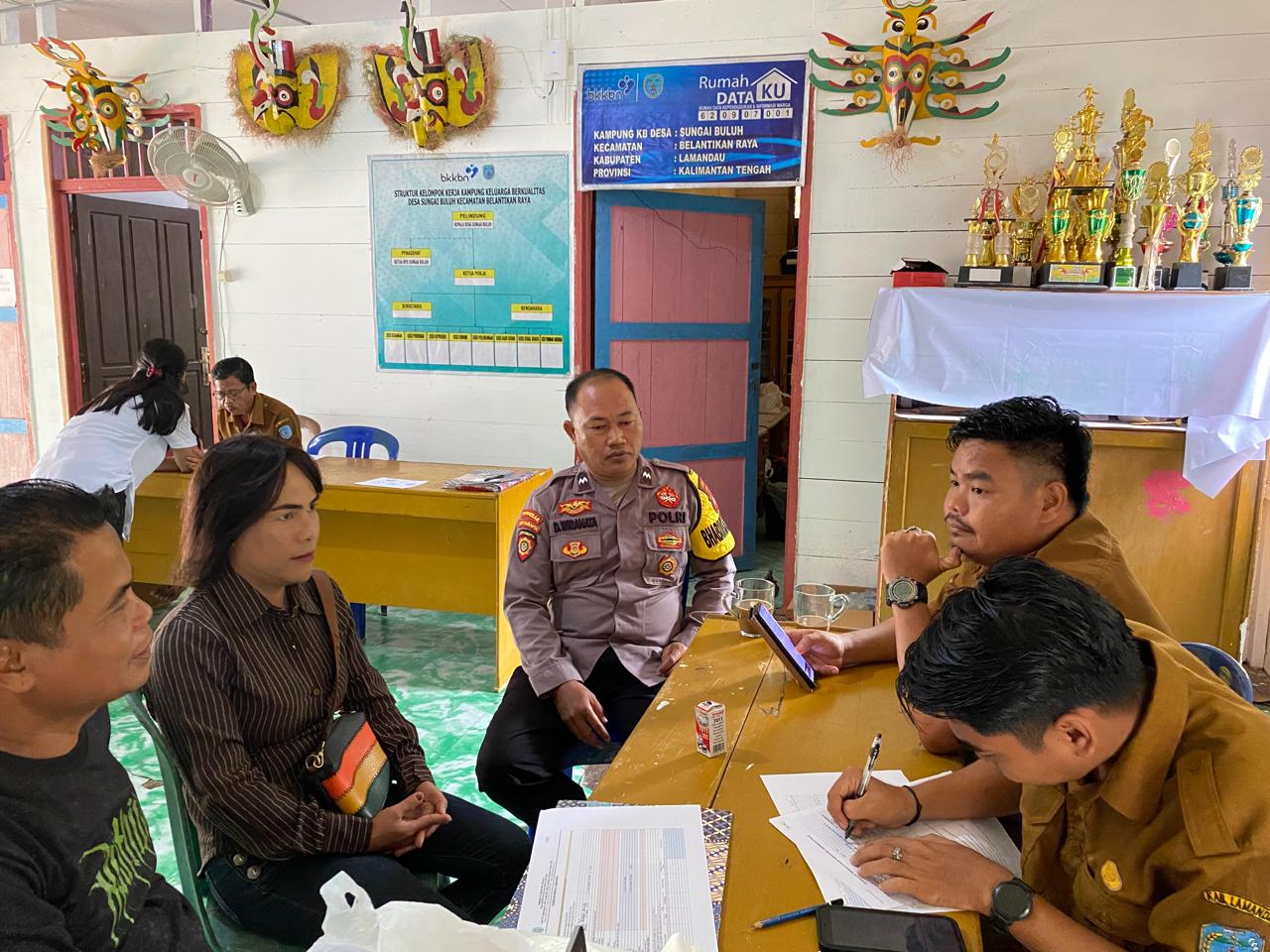 Bhabinkamtibmas Silaturahmi ke Kantor Desa dan Sosialisasikan Layanan 110