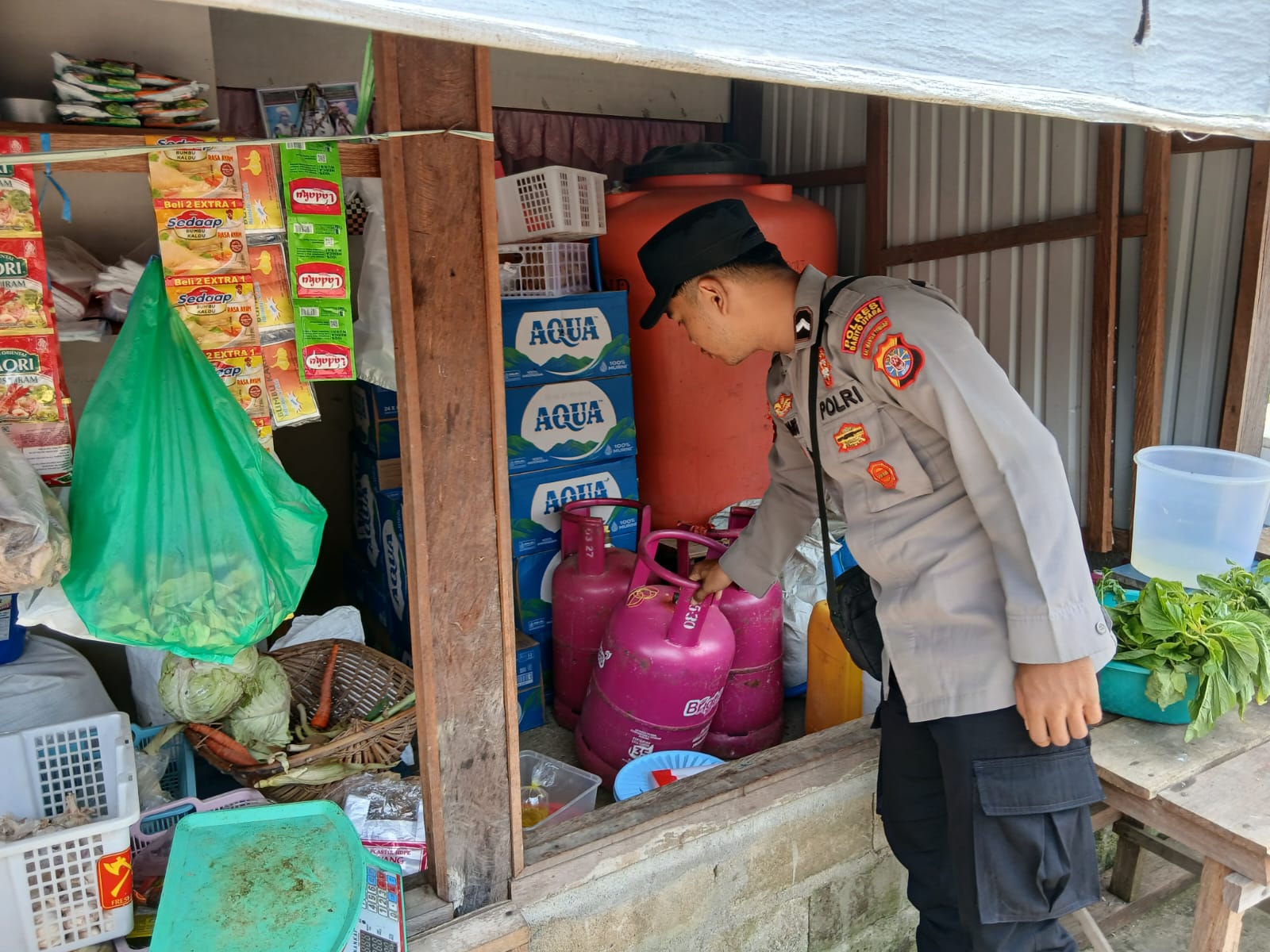 **Polsek Montallat Laksanakan Pengecekan Gas LPG Untuk Pantau Stok Dan Harga Di Pasaran**