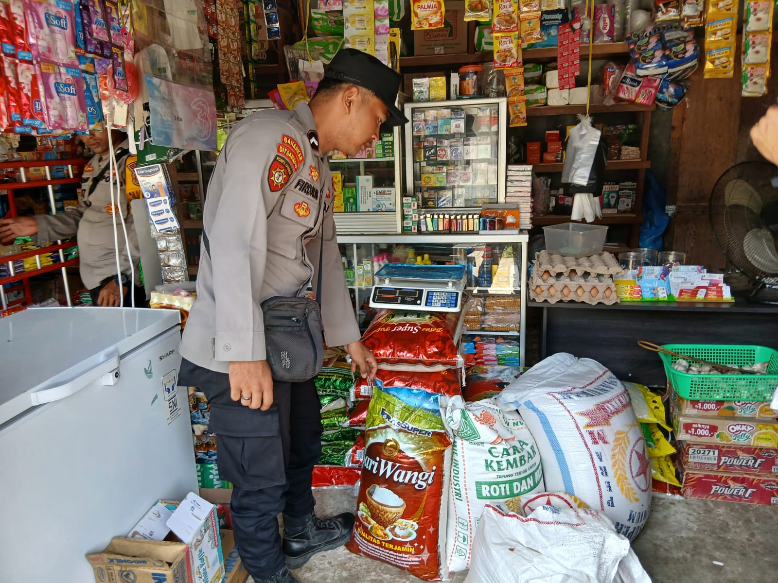 **Polsek Montallat Laksanakan Pengecekan Sembako Untuk Pantau Stok Dan Harga Di Pasaran**