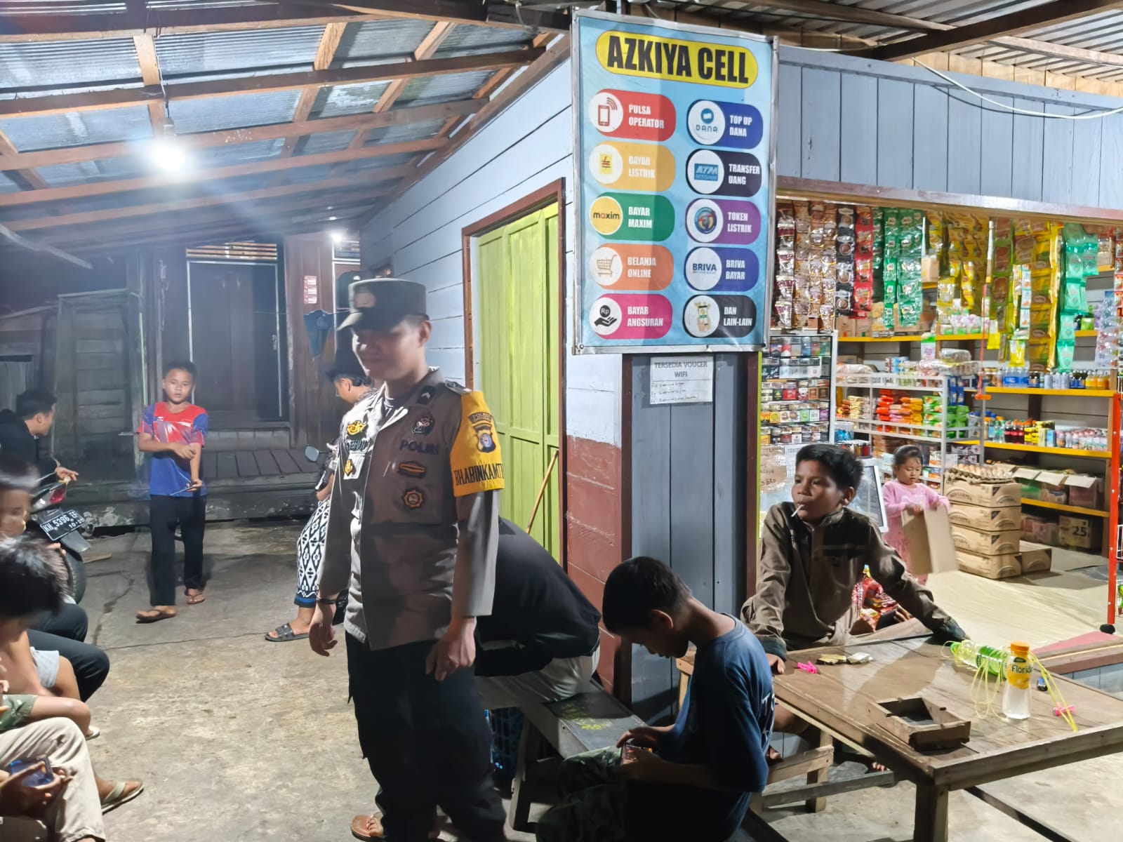 **Polsek Montallat Laksanakan Patroli Malam Untuk Ciptakan Keamanan Dan Ketertiban Masyarakat**