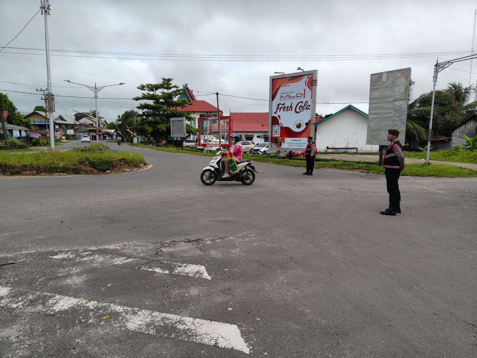 Sat Samapta Polres Katingan Lakukan Pengaturan Lalu Lintas di Pagi Hari, guna Jaga Keselamatan dan memberikan pelayanan kepada masyarakat yang beraktivitas di pagi hari