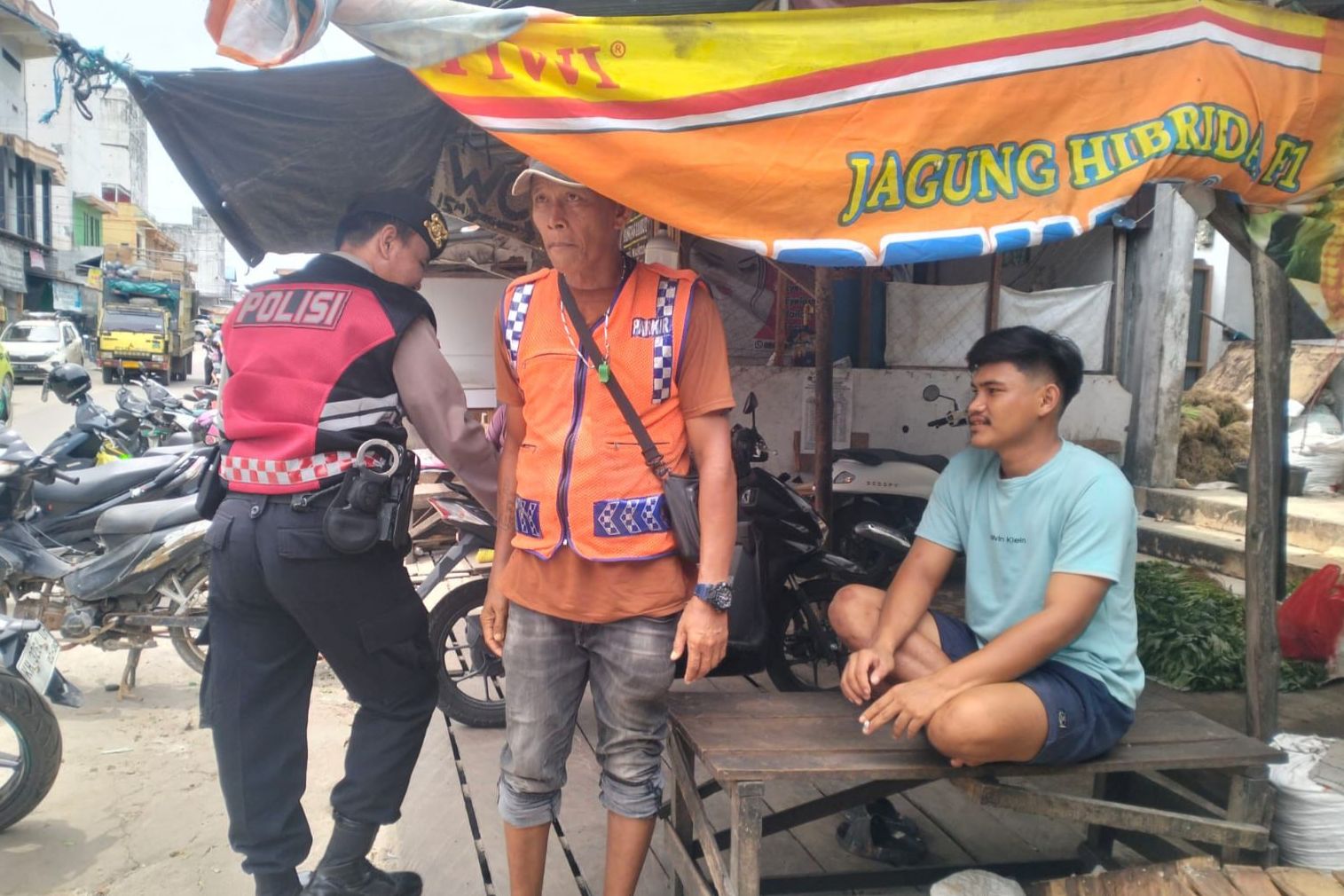 Menjaga Sitkamtibmas yang Kondusif, Personil Sat. Samapta melaksanakan giat patroli siang.