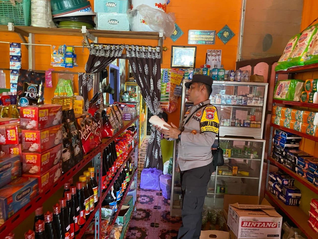 **Polsek Montallat Laksanakan Pengecekan Sembako Untuk Pantau Stok Dan Harga Di Pasaran**