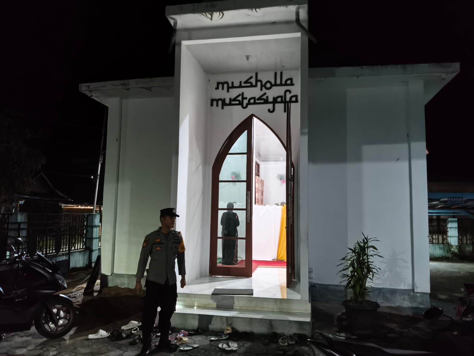 **Polsek Montallat Melaksanakan Kegiatan Pengamanan Ibadah Sholat Tarawih Selama Bulan Suci Ramadhan 1447 H / 2026 M*