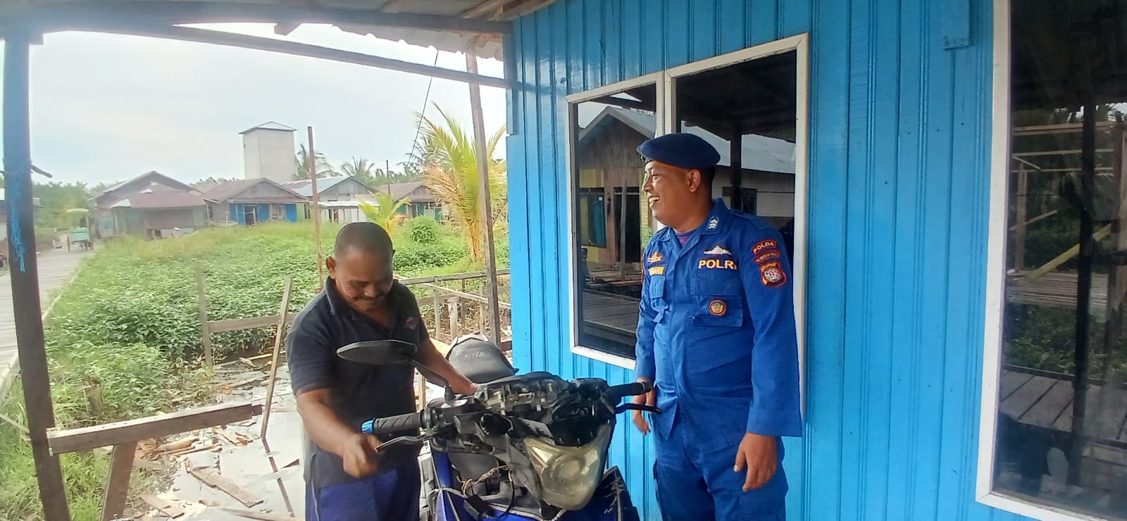 Sambang Warga Dengan Humanis, Personil Kapal 1002 Sampaikan Pesan Kamtibmas Kepada Warga Desa Binaan Das Katingan