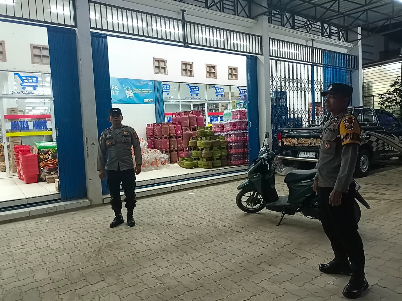 Piket Polsek Patroli kepertokoan diwilkum Polsek Sematu Jaya