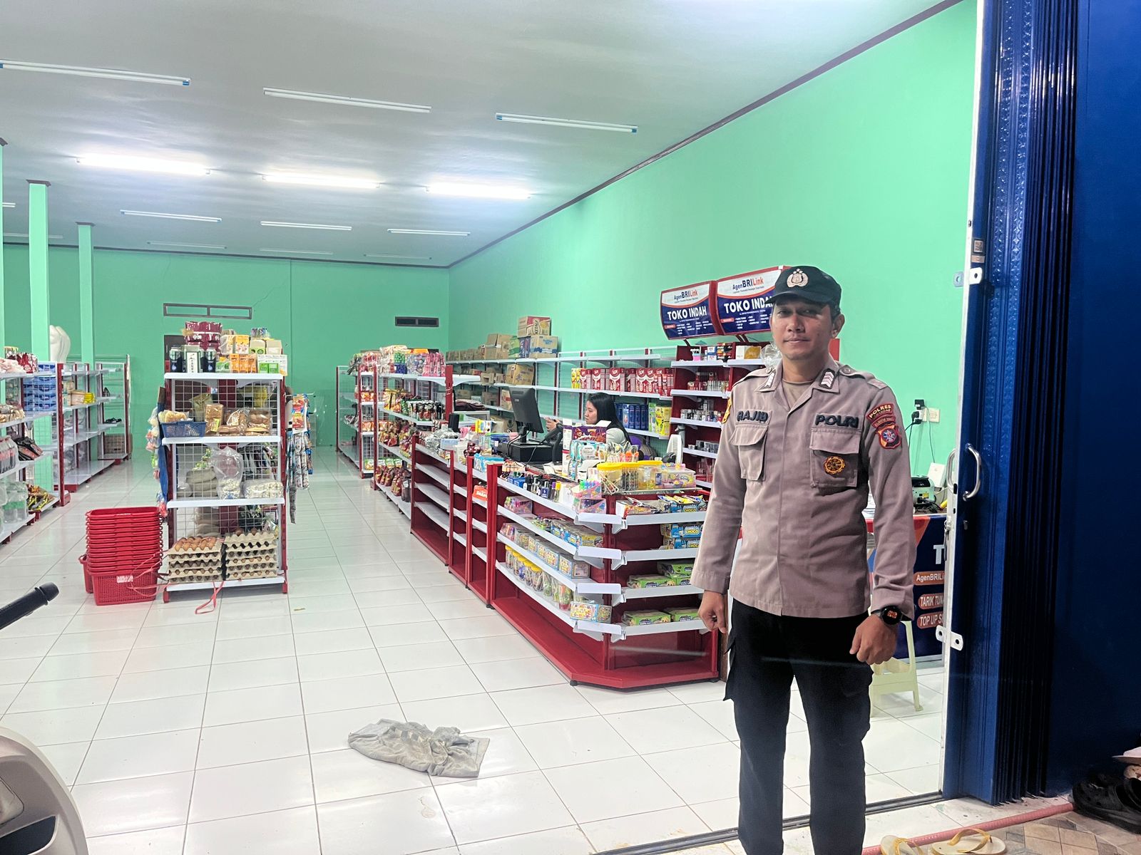 Dekat dengan Warga, Polsek Lamandau Sambangi Masyarakat yang Sedang Berbelanja