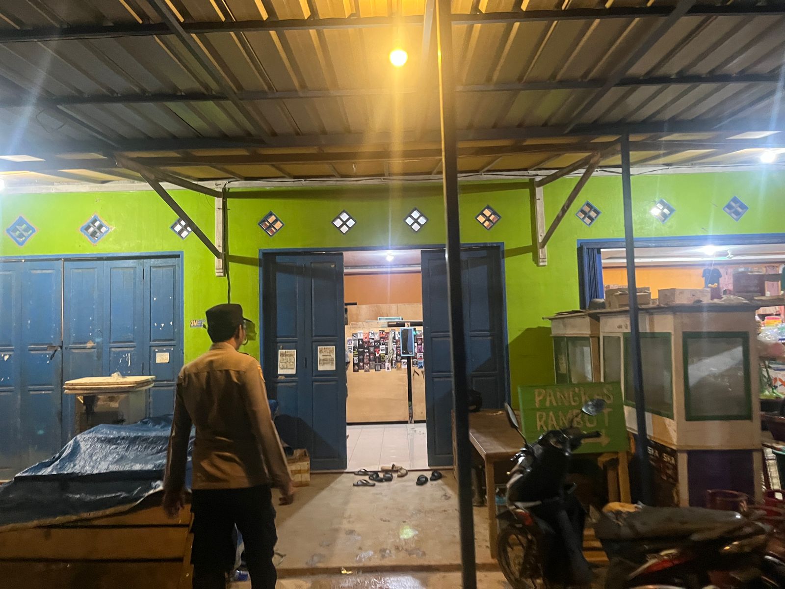 Personel Polsek lamandau melaksanakan sambang kerumah warga yang sedang santai