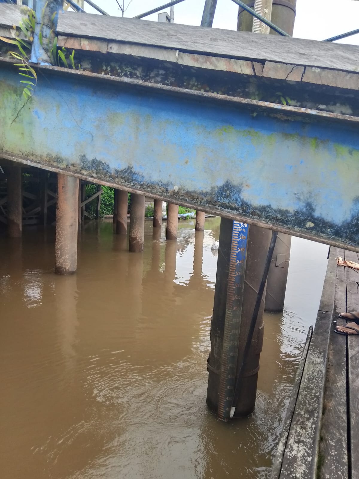 Piket Polsek Bulik Cek debit air di Kelurahan Nanga Bulik