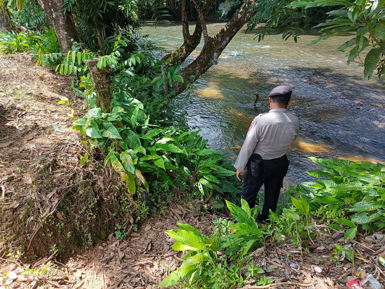 Piket Polsek Delang cek debit air DAS Delang