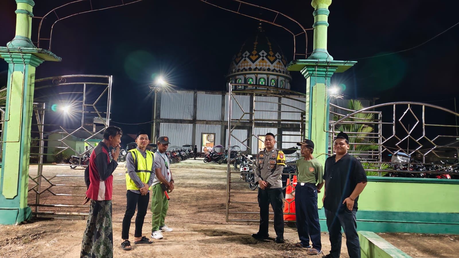 Personel Polsubsektor Menthobi Raya Amankan Sholat Tarawih di Masjid Baiturrahman
