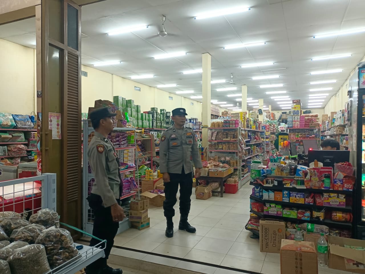 Polsek Sematu Jaya Laksanakan Patroli Malam dan Sambang Kamtibmas