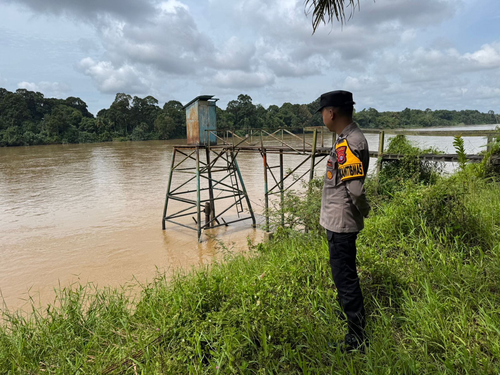 Deteksi Banjir, Polsek Tewang Sangalang Garing dan Pulau Malan Cek Ketinggian Debit Air
