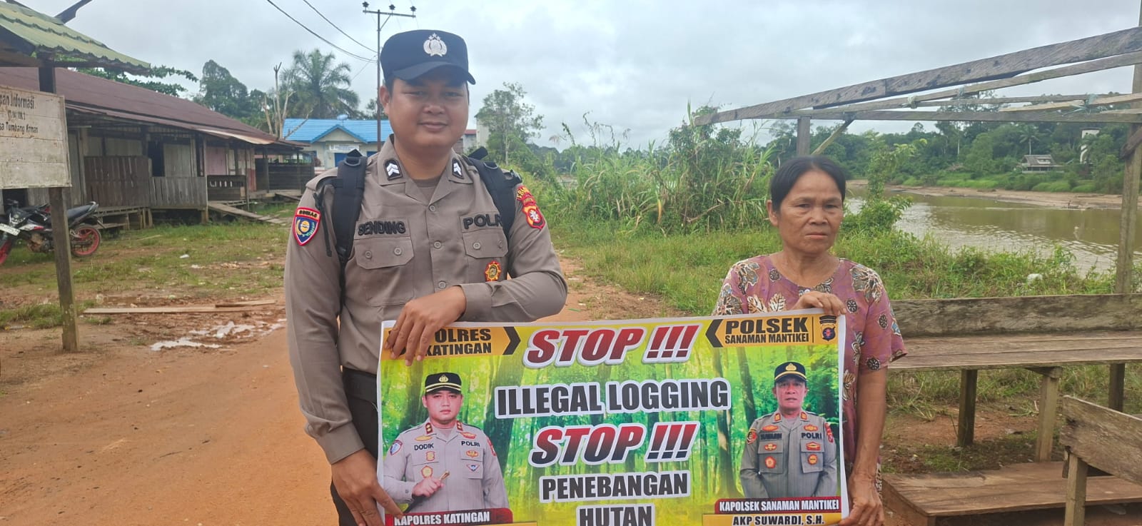 Bhabinkamtibmas laksanakan Sosialisasikan tentang larangan dan sangsi Pidana bagi pelaku Ileggal Logging kepada masyarakat di  Desa Binaan.