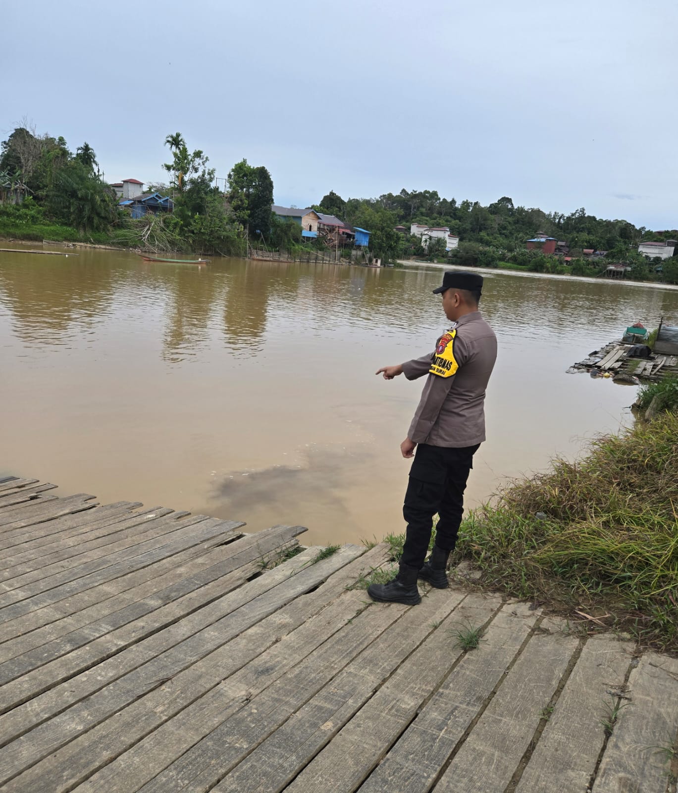 Antisipasi Bencana Banjir, Personil Polsek Marikit Pantau Debit Air DAS Katingan.