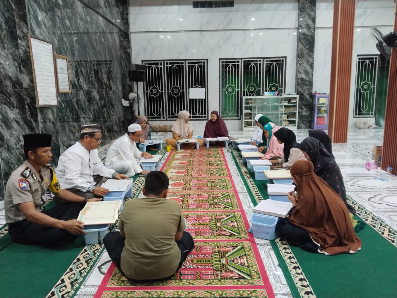 Bhabinkamtibmas Benangin I Amankan Ibadah Sholat Tarawih di Teweh Timur