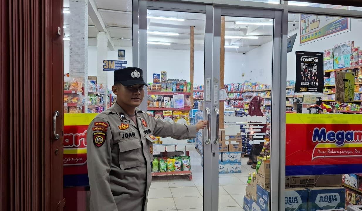 Cegah Gangguan Kamtibmas, Piket Polsek Sematu Jaya Patroli ke Pertokoan