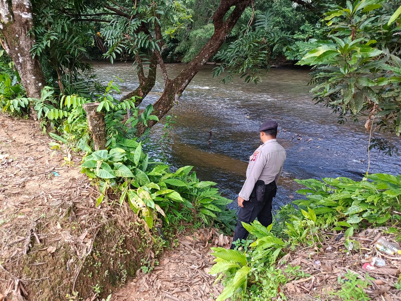 Piket Polsek Delang cek debit air DAS Delang