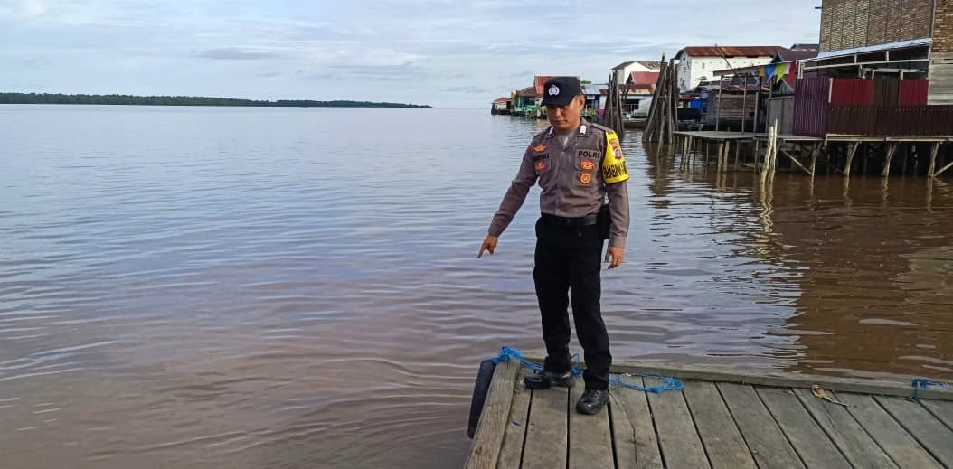 Antisipasi Terjadinya Bencana Banjir, Personil Polsek Katingan Kuala Rutin Melakukan Pengecekan Debit Air Di Wilayahnya