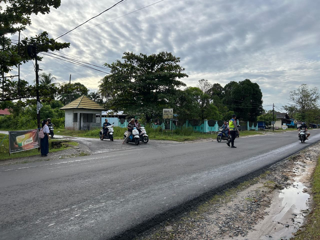 Peduli Keselamatan Generasi Muda, Brimob Kalteng Turun Langsung Atur Lalu Lintas Sekolah