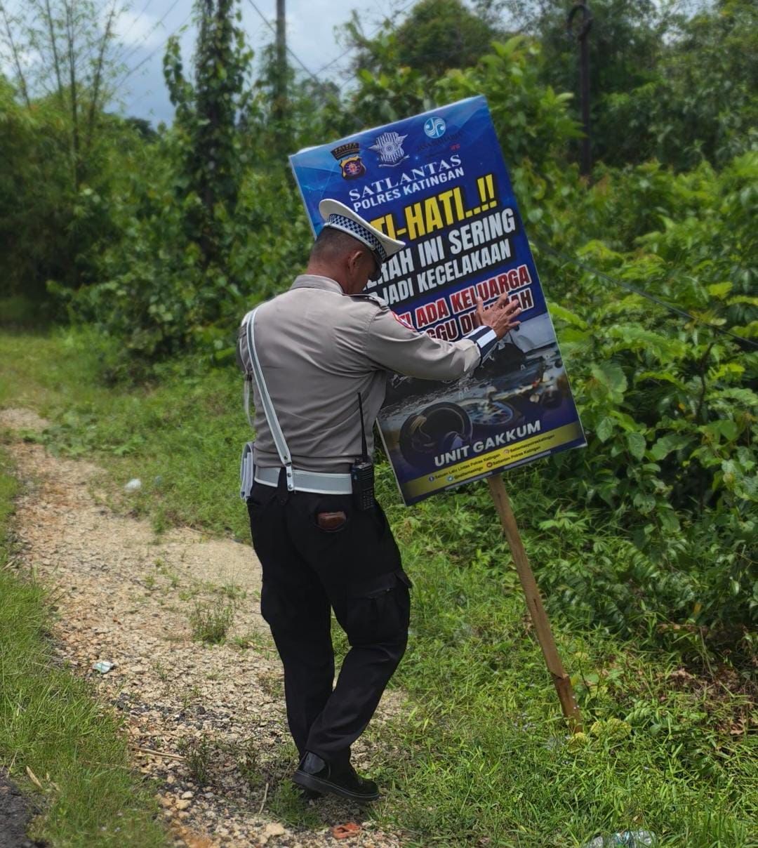 Satlantas Polres Katingan Pasang Spanduk Himbauan Rawan Laka Lantas, Ajak Masyarakat Tertib Berlalu Lintas