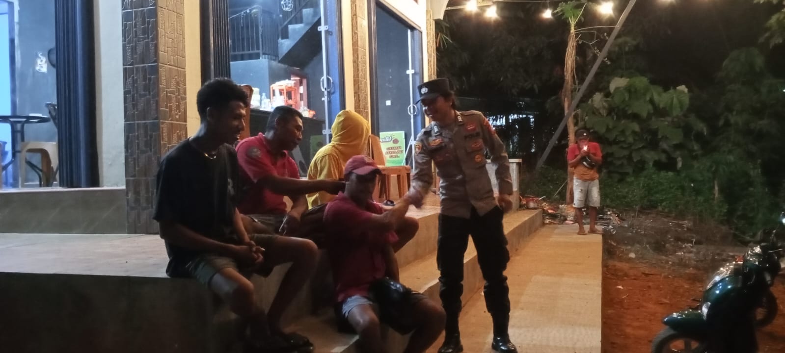 Ciptakan Situasi Aman, Piket Polsek Jalin Silaturahmi dengan Masyarakat