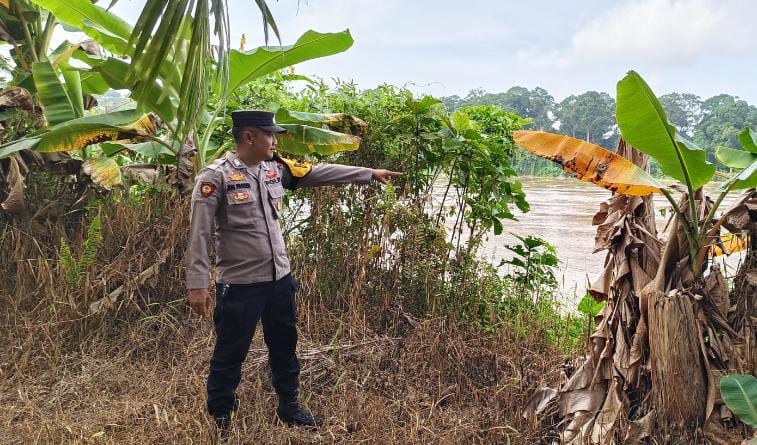 Deteksi Banjir, Polsek Tewang Sangalang Garing dan Pulau Malan Cek Ketinggian Debit Air